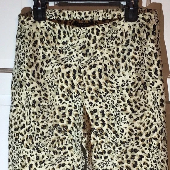 ZAC & RACHEL CHEETAH PRINT CAPRI PANTS WITH TUMMY-SLIMMING MESH PANEL. - Picture 3 of 10